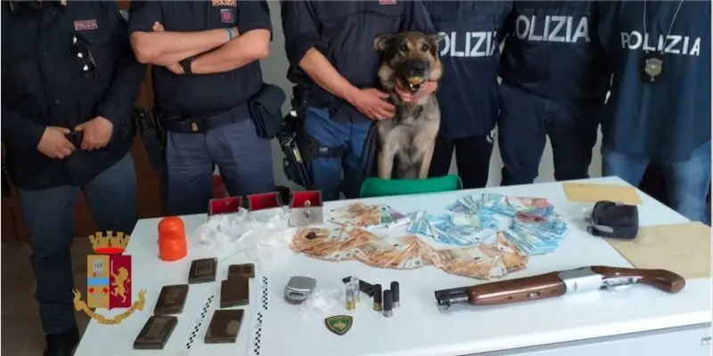 Nascondevano la droga dietro la presa di corrente: arrestati