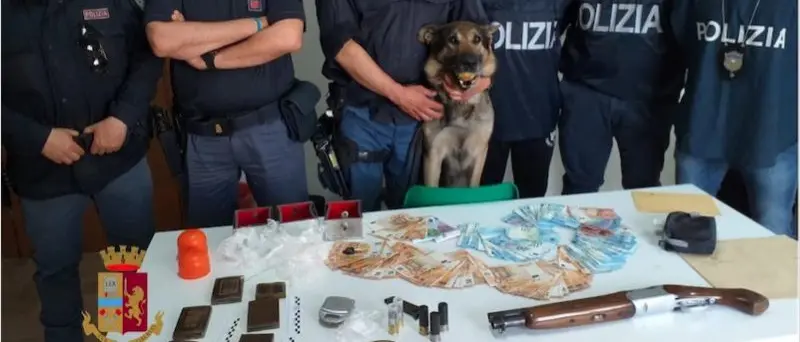 Nascondevano la droga dietro la presa di corrente: arrestati