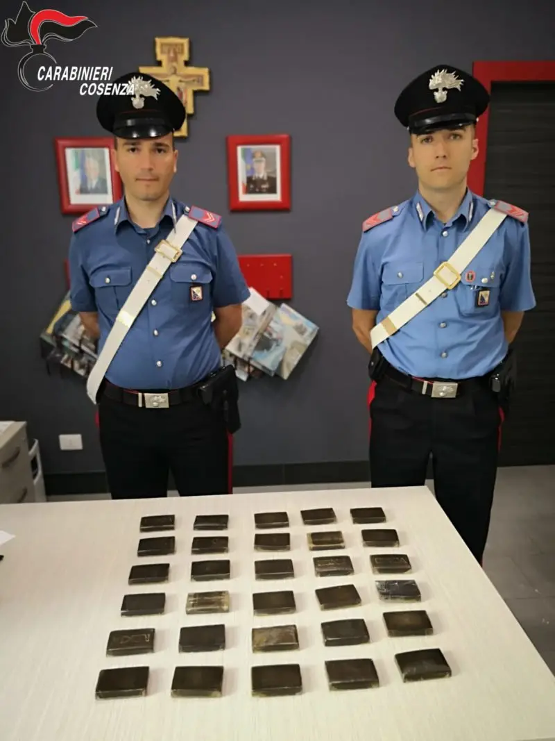 Aveva tre chili di droga nell'auto: arrestato dai carabinieri