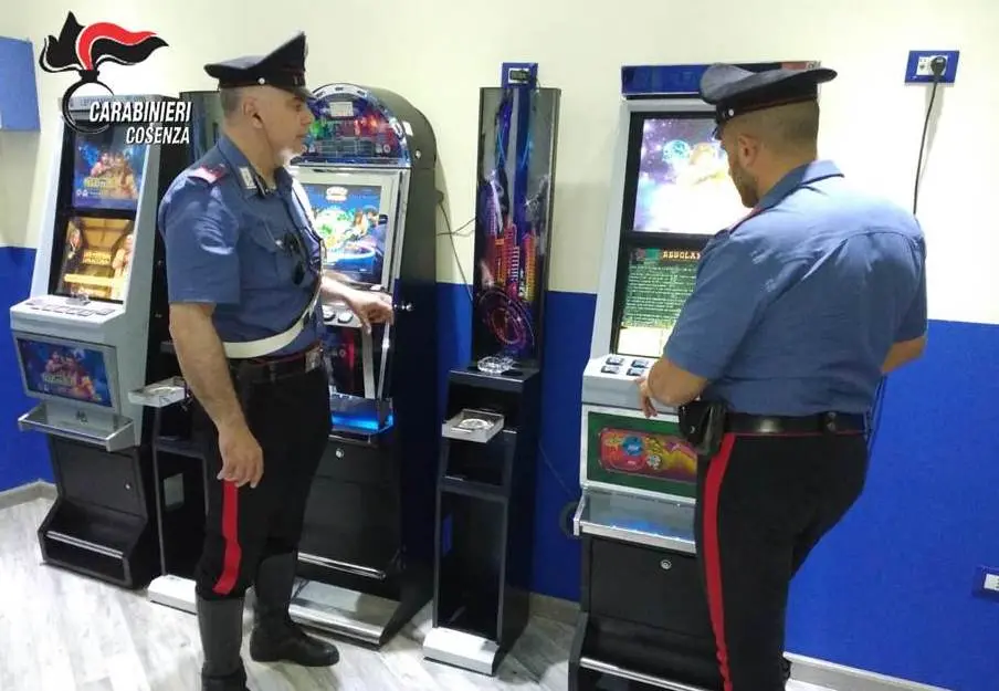 Cosenza, i carabinieri controllano le sale scommesse: denunce e sanzioni