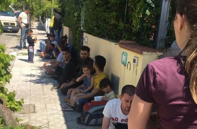 Calopezzati \"resta umana\". Accolti con viveri e vestiti 64 migranti