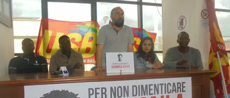 Commozione e rabbia all'iniziativa dell'Usb in ricordo di Soumaila Sacko