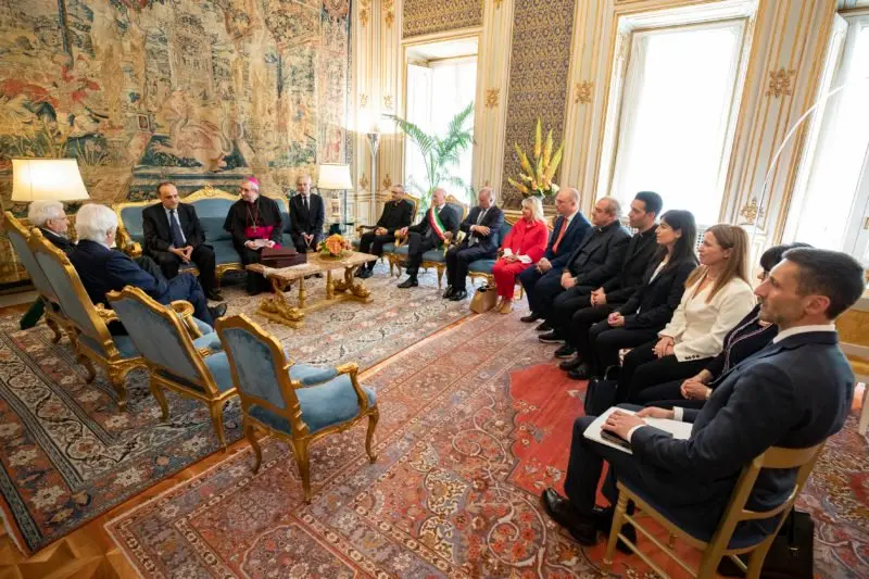 Il Presidente Sergio Mattarella riceve Alberto BONISOLI, Ministro per i beni e le attività culturali,e con S.E. Rev.ma Mons. Giuseppe SATRIANO,Arcivescovo di Rossano – Cariati,e con una da una delegazione, per la consegna della copia anastatica del Codex Purpureus Rossanensis. (foto di Francesco Ammendola - Ufficio per la Stampa e la Comunicazione della Presidenza della Repubblica)