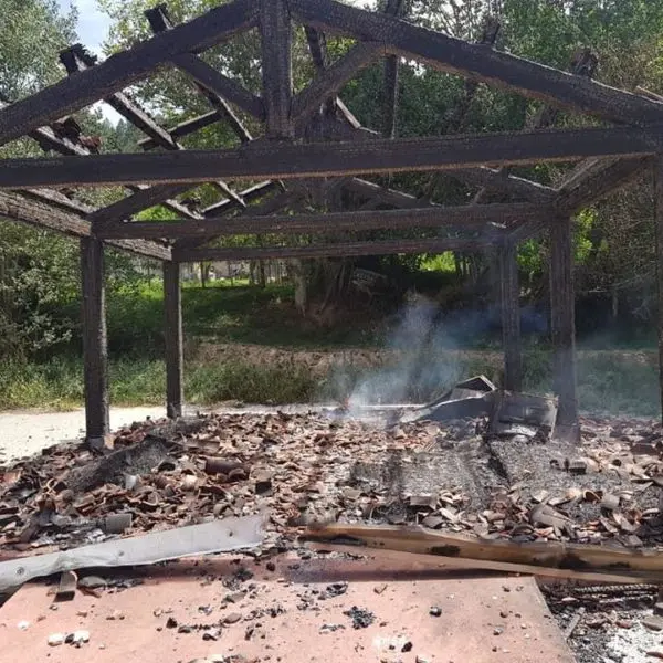 Vandali in azione a Lorica, bruciata l'isola ecologica
