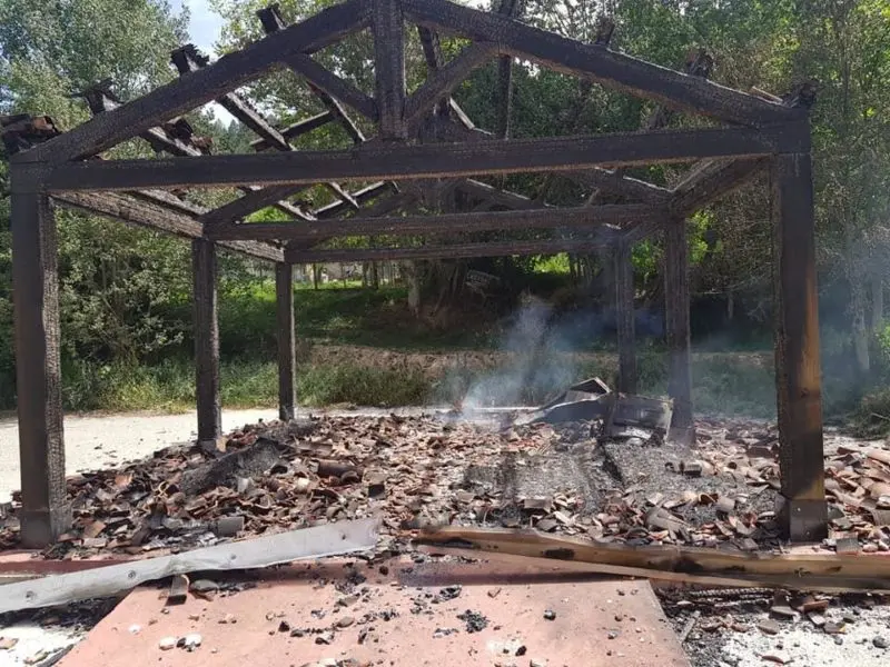 Vandali in azione a Lorica, bruciata l'isola ecologica