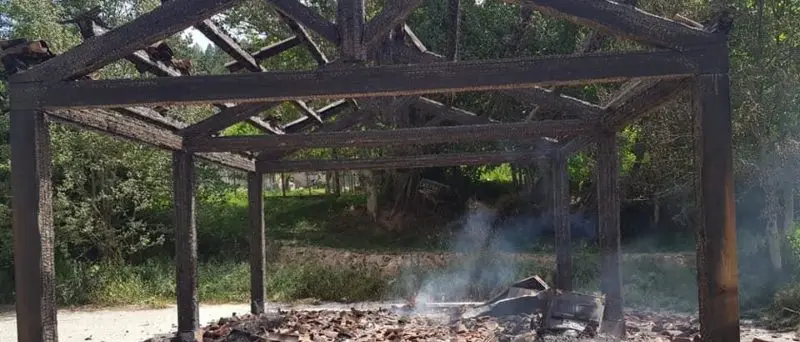 Vandali in azione a Lorica, bruciata l'isola ecologica