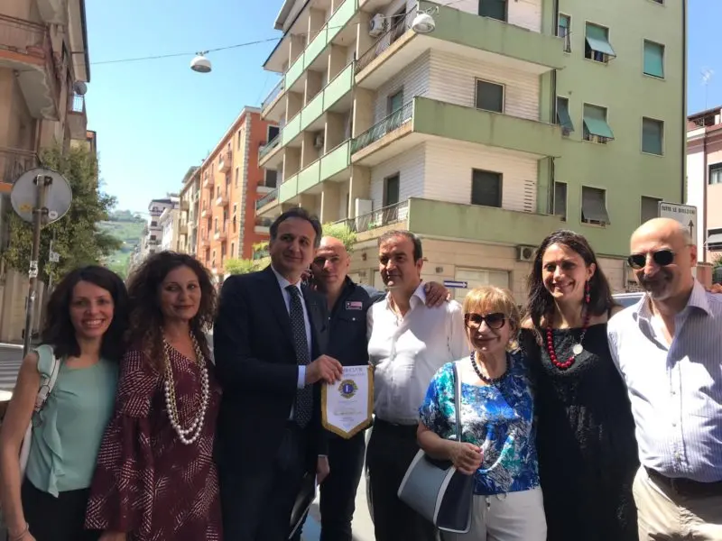 \"Non occupate i parcheggi riservati ai portatori di handicap\"