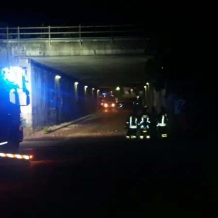 Ponte di Quattromiglia, cadono calcinacci: bloccato traffico veicolare e ferroviario a Rende