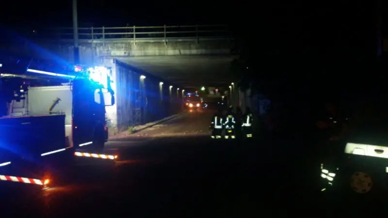 Ponte di Quattromiglia, cadono calcinacci: bloccato traffico veicolare e ferroviario a Rende