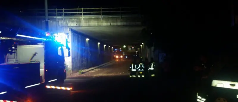 Ponte di Quattromiglia, cadono calcinacci: bloccato traffico veicolare e ferroviario a Rende