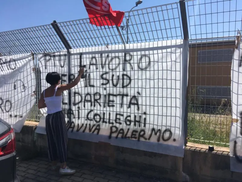 Sit-in dei lavoratori di Abramo Cc: chiedono chiarezza sul loro futuro [FOTO]