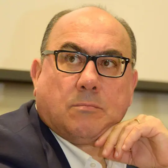 «Santelli ci informi sul virus, ora serve collaborare»
