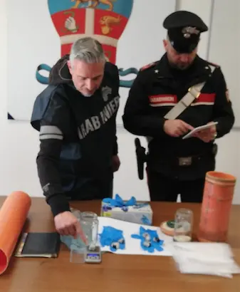 Droga nascosta nel divano, arrestato un 25enne di Corigliano Rossano