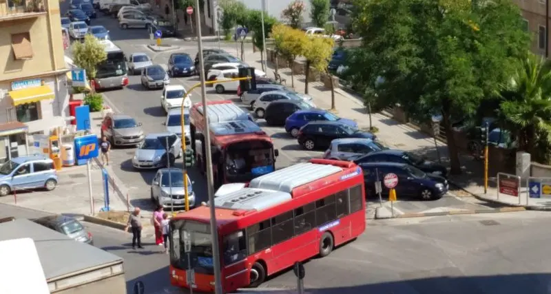 Cosenza, traffico in tilt tra via Misasi e le scuole: FdI chiede un piano organico per la viabilità\n