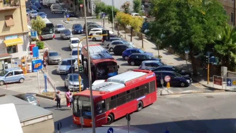 Cosenza, traffico in tilt tra via Misasi e le scuole: FdI chiede un piano organico per la viabilità\n