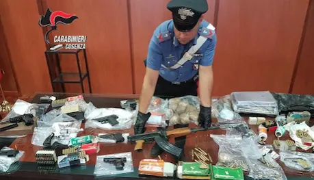 Droga (e armi) a Cosenza, blitz dei carabinieri allo \"Spirito Santo\"