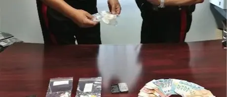 Nascondeva la droga sotto un albero: arrestato dai carabinieri a Lattarico