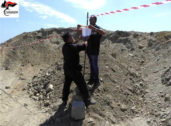 Prelevavano sabbia dallo Stombi per portarla in un cantiere a Cariati