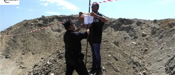 Prelevavano sabbia dallo Stombi per portarla in un cantiere a Cariati