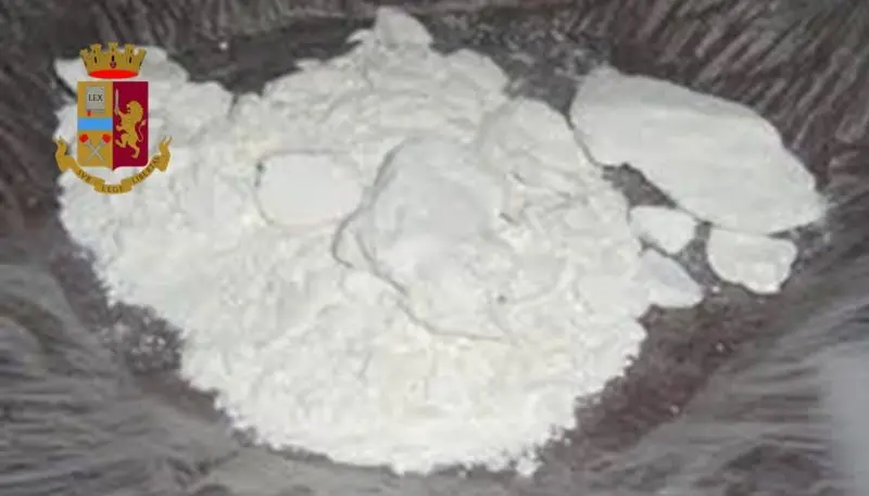 Forza posto di blocco, poi getta la droga dall'auto: un arresto a Cosenza