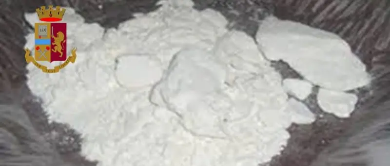 Forza posto di blocco, poi getta la droga dall'auto: un arresto a Cosenza