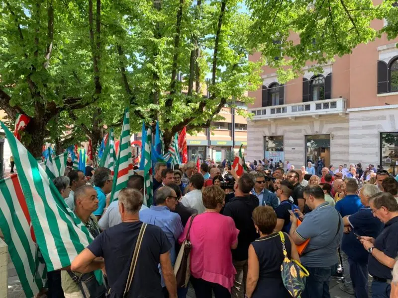 Sindacati in piazza a Cosenza per protestare contro la Sanità calabrese