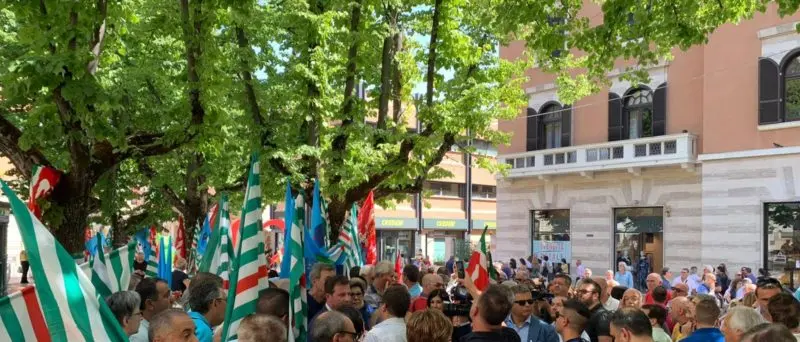 Sindacati in piazza a Cosenza per protestare contro la Sanità calabrese