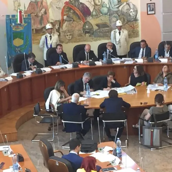 Cosenza, passa la variazione alla manovra di bilancio che salva Occhiuto. Cinque voti sfavorevoli