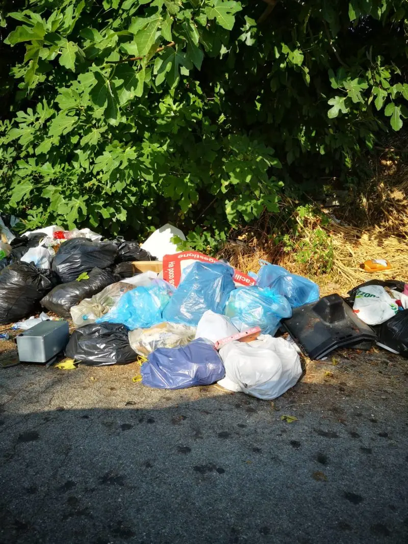 Degrado e sporcizia a Fiumefreddo, monta la protesta dei turisti