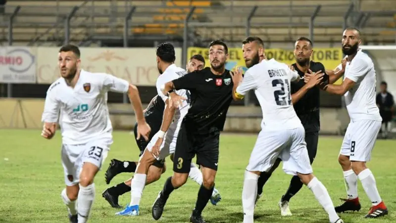 La fotogallery del match di Coppa Italia tra il Monopoli e il Cosenza. Gli scatti sono a cura di Gabriele Latorre e di Paolo Formica.
