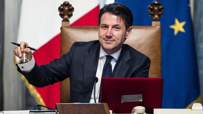 Newly appointed Italian Prime Minister Giuseppe Conte rings the small silver bell to open the first council of Ministers at Chigi Palace in Rome, 1 Jun 2018. ANSA/ANGELO CARCONI , ANSA