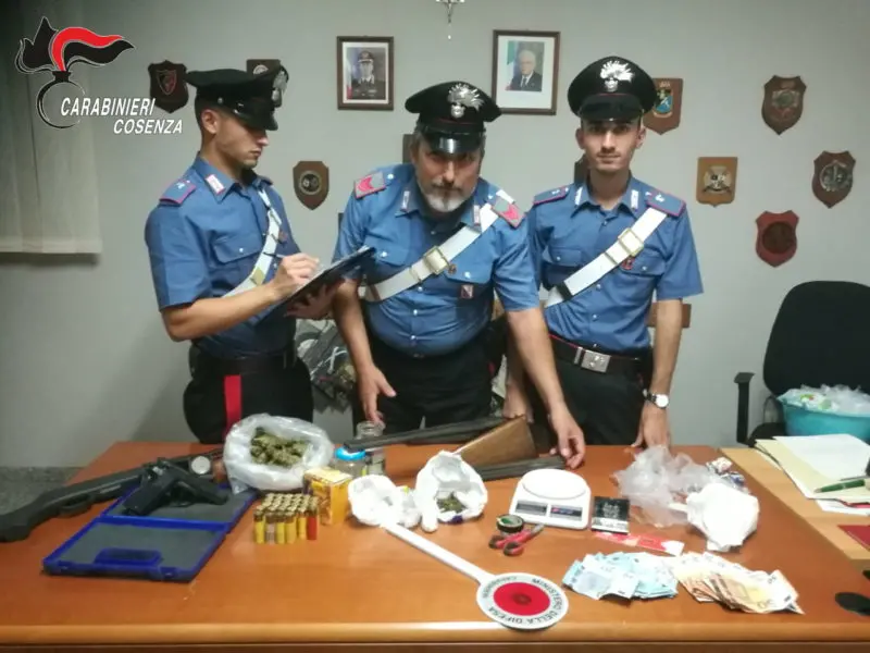 Droga a Belvedere Marittimo in un casolare in campagna: arrestati due giovani pusher