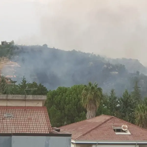 Castrolibero, incendio vicino alle abitazioni. Ecco dove sono le fiamme