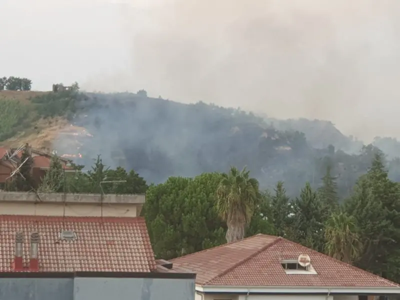 Castrolibero, incendio vicino alle abitazioni. Ecco dove sono le fiamme