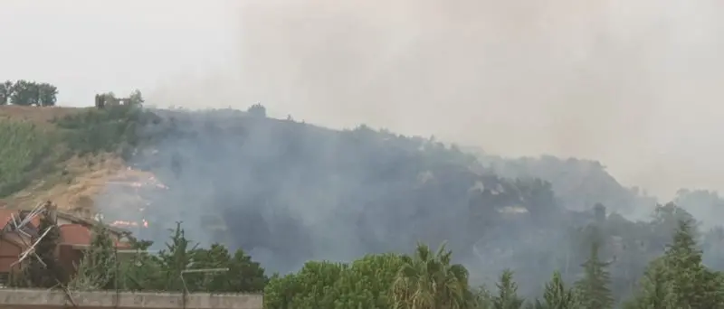 Castrolibero, incendio vicino alle abitazioni. Ecco dove sono le fiamme