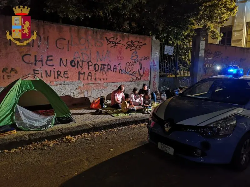 Cosenza, poliziotti pagano albergo a una famiglia senzatetto
