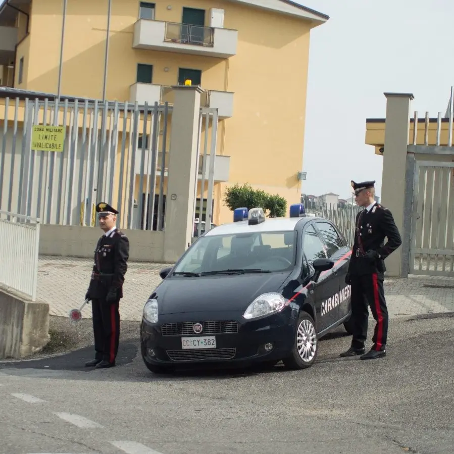 Figlio alcolizzato da anni minacciava e picchiava la madre: arrestato