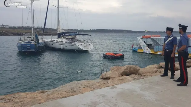 Rubano una barca ad Isola Capo Rizzuto, in manette due persone