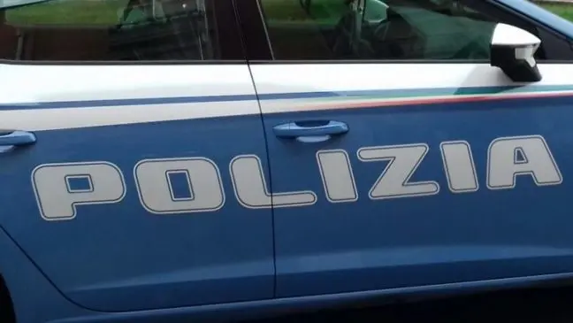 Paola, aggredisce la polizia e percuote una minorenne: arrestato