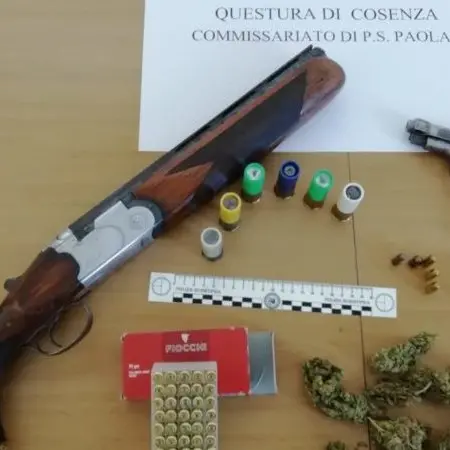 Amantea, la polizia sequestra armi e droga: ecco cosa hanno trovato