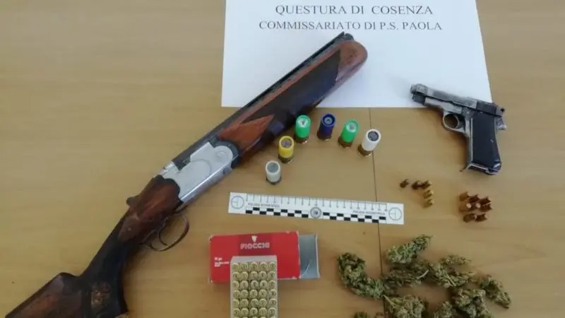 Amantea, la polizia sequestra armi e droga: ecco cosa hanno trovato
