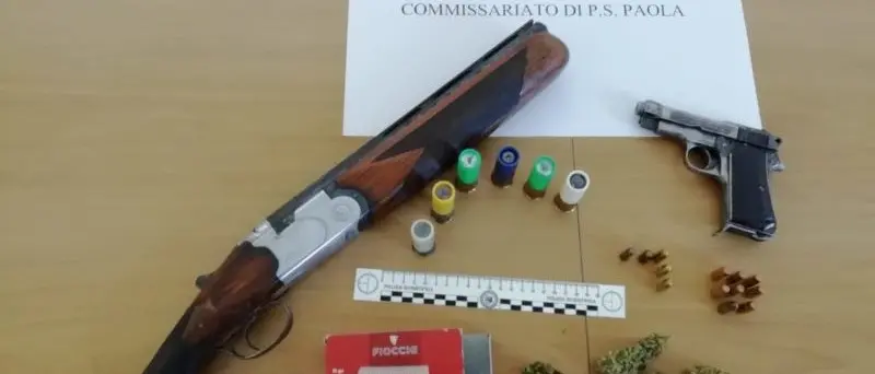 Amantea, la polizia sequestra armi e droga: ecco cosa hanno trovato