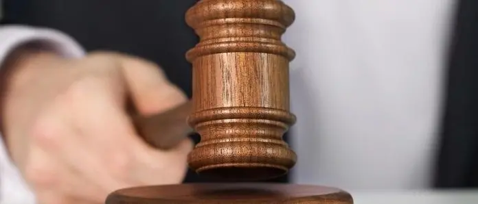 Guida senza patente, assolto a Paola per mancanza di prove sulla recidiva\n