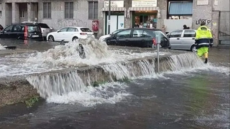 Esonda fiume Seveso, Milano allagata: le strade chiuse al traffico