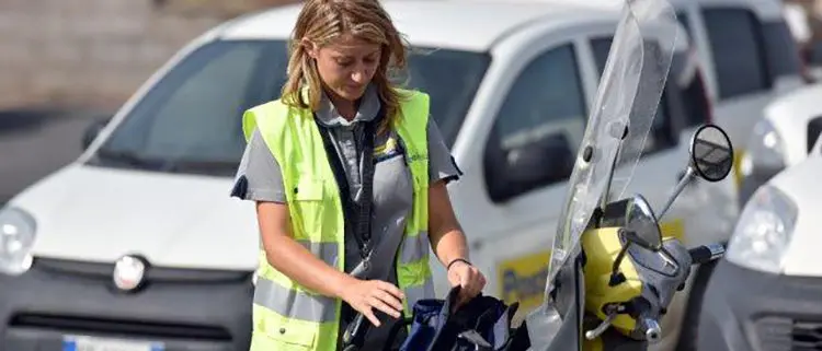 I portalettere cambiano look. A Cosenza e provincia ecco le nuove divise