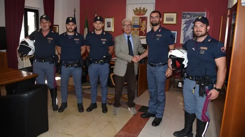 Poliziotti salvano bimba chiusa dentro l'auto della mamma