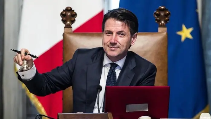 Newly appointed Italian Prime Minister Giuseppe Conte rings the small silver bell to open the first council of Ministers at Chigi Palace in Rome, 1 Jun 2018. ANSA/ANGELO CARCONI , ANSA