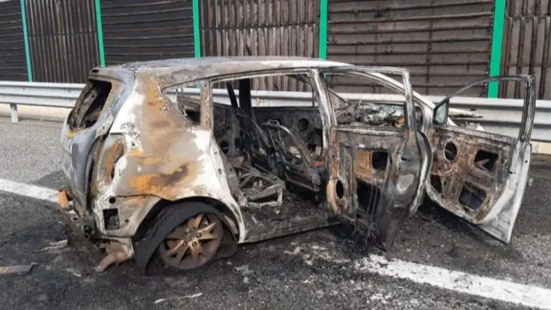 Tragedia sulla Torino-Pinerolo, morti padre e figlia: auto in fiamme