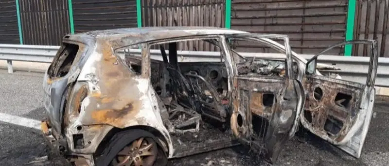 Tragedia sulla Torino-Pinerolo, morti padre e figlia: auto in fiamme