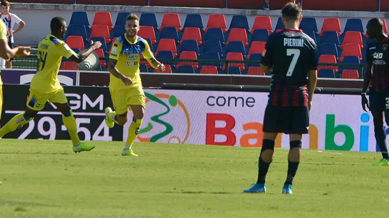 Il Cosenza crolla nel finale. Seconda sconfitta al \"Marulla\", passa il Pescara